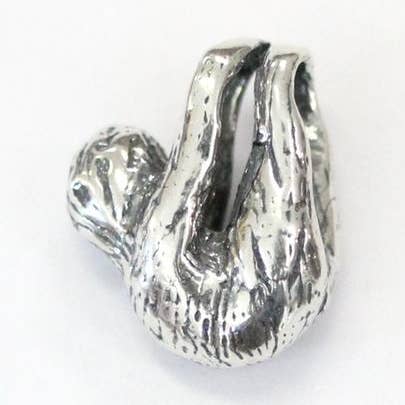 Charme de preguiça de bebê em prata esterlina por atacado de Moon Raven Designs