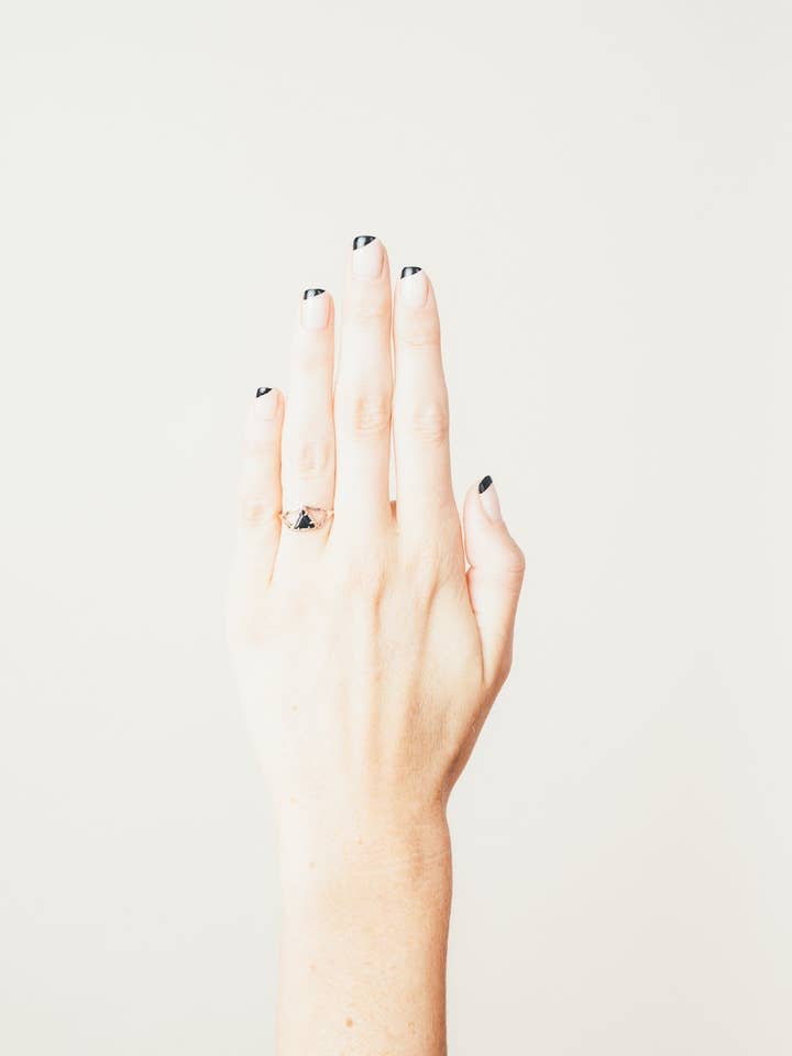 Anel Veela - ônix preto por atacado de I Like It Here Club