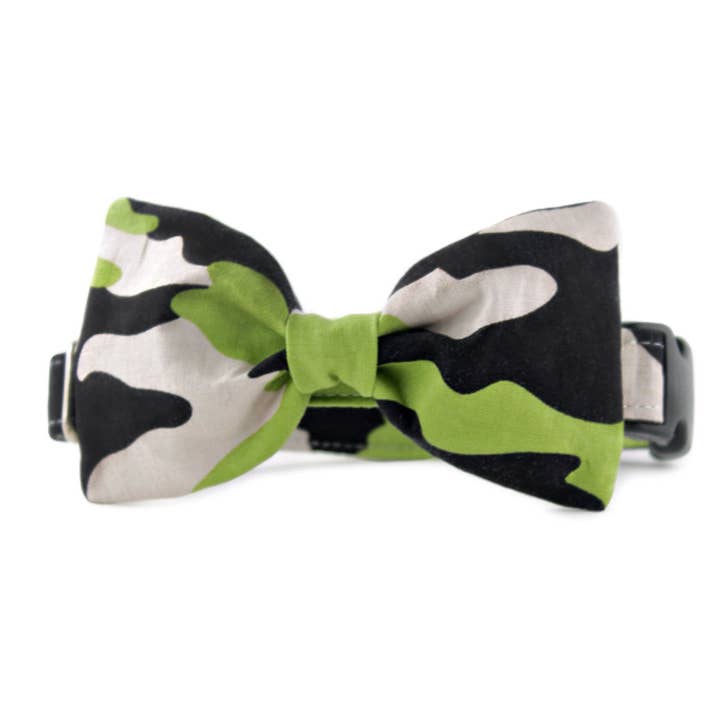 Collier camouflage pour chien Motif nœud papillon pour la vente par Sophisticated Pup