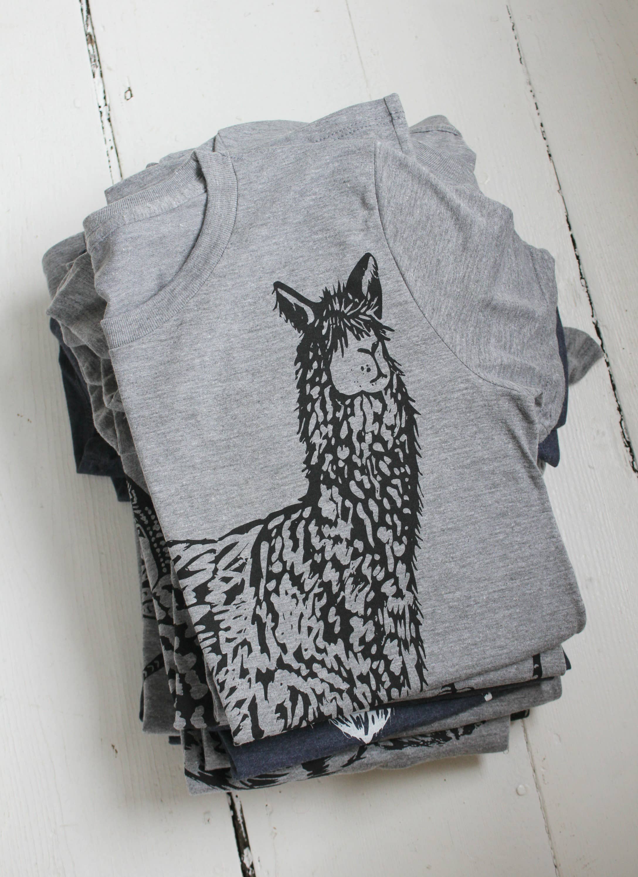Hearth and Harrow – Engroshandel T-shirt med print - Dame – Dame Økologisk Lama T-shirt, sort blæk på grå2