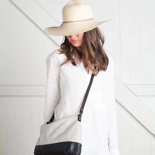 Eliot Borsa A Tracolla In Tela Di Lino Argento Chiaro Di Luna per la vendita all'ingrosso da parte di Frankie & Coco PDX