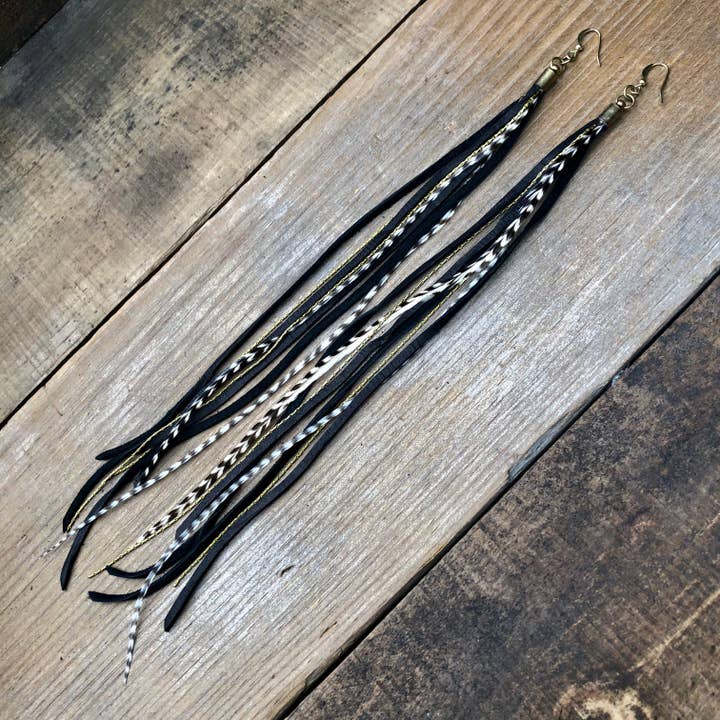 Långa örhängen i Läder & Fjäder - Svart & Grizzly, Western för wholesale av ASTALI