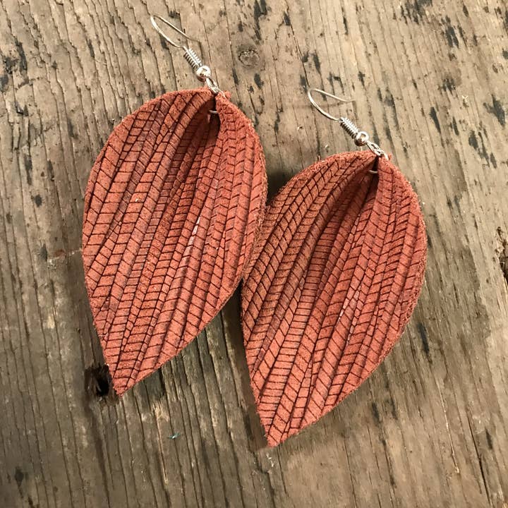 Lederen oorbel met kaneel met palmblad voor wholesale door Jill's Jewels