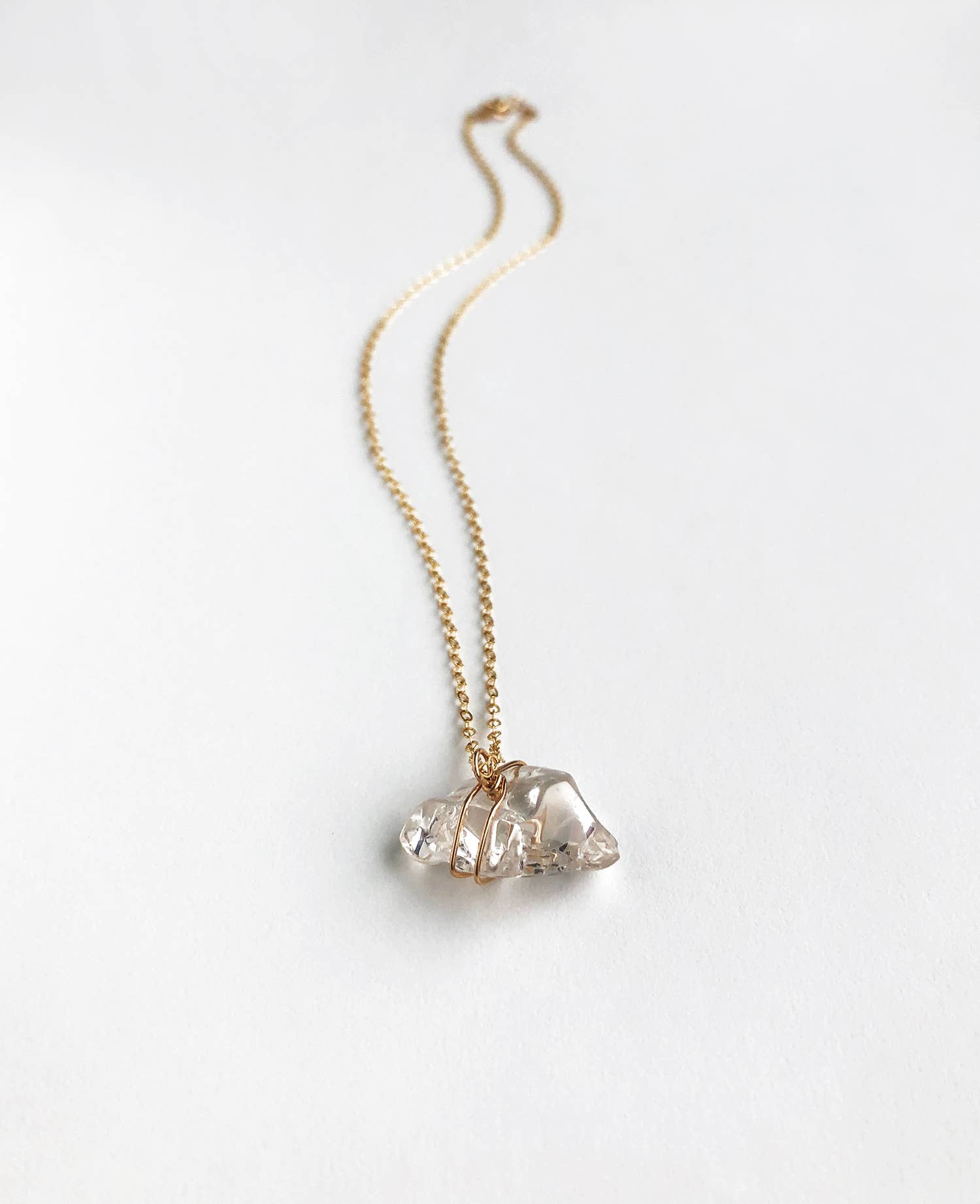 Laura Stark Designs – wholesale Hänge-/berlockhalsband – Crystal Chip Wrap halsband | Rå kristaller2