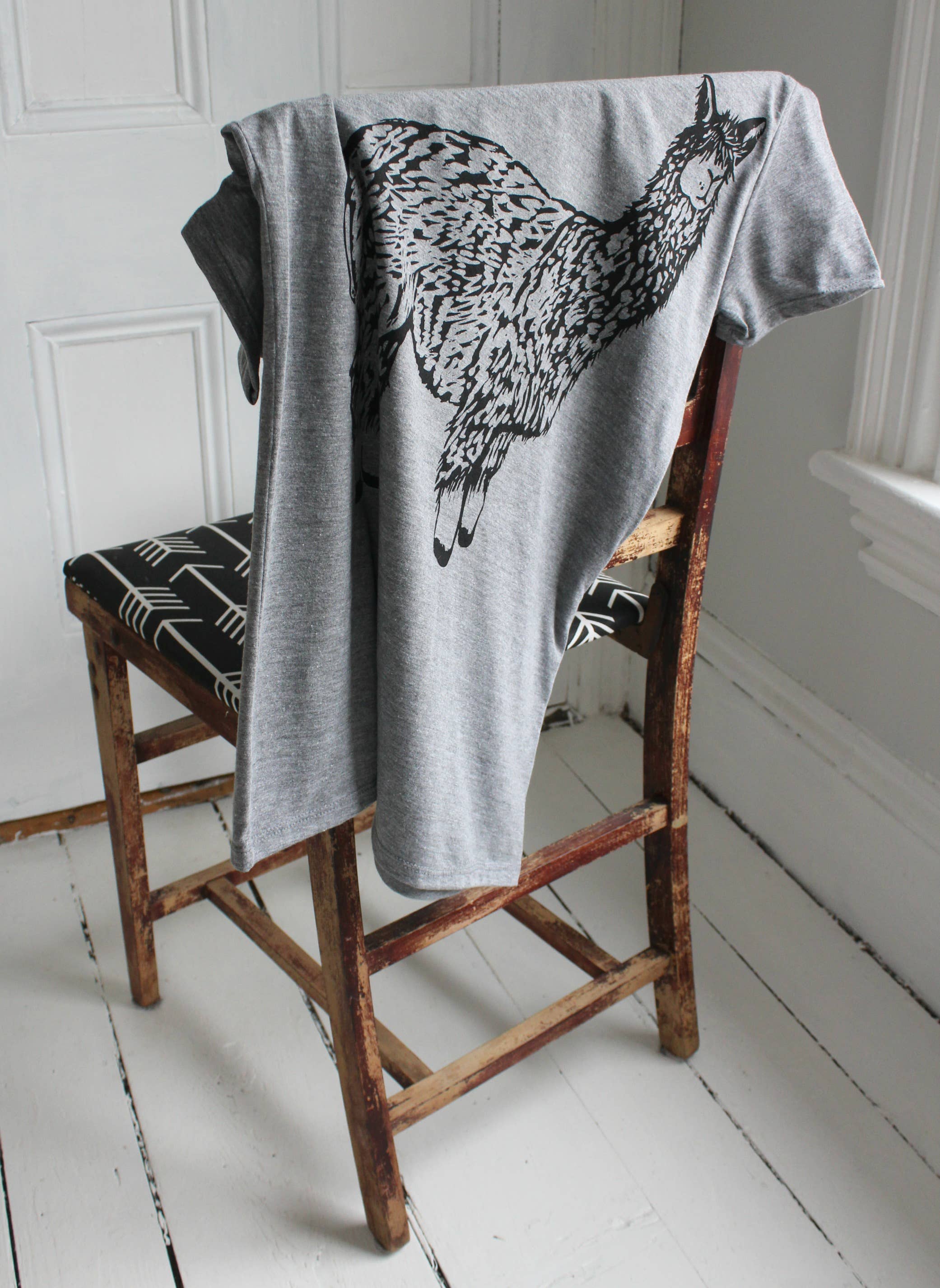 Hearth and Harrow – Engroshandel T-shirt med print - Dame – Dame Økologisk Lama T-shirt, sort blæk på grå3