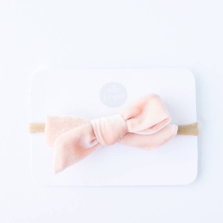 Bandeau Baby Bow - Noeud en velours rose clair pour la vente par Wild Juniper