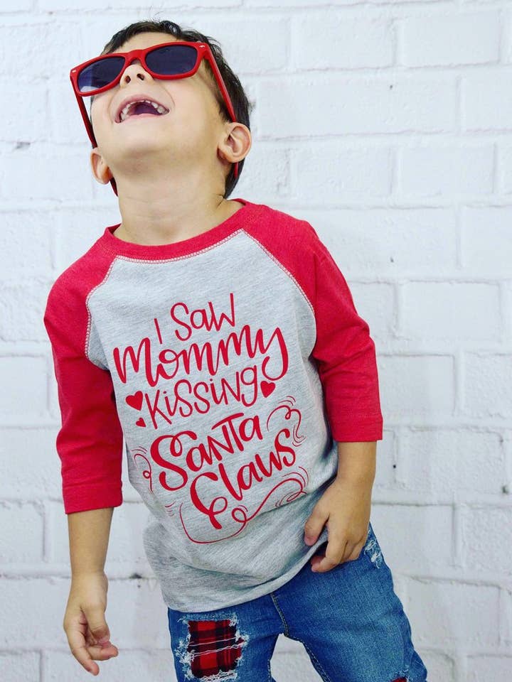 spillthebeansetc - Venta al por mayor Camiseta serigrafiada - Niños - Vi a mamá besando a Santa Claus Navidad raglán0