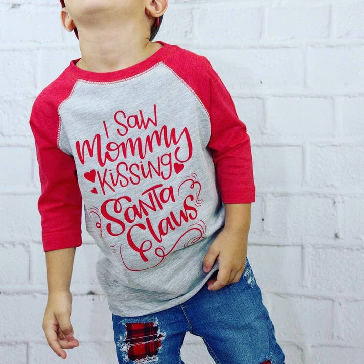 spillthebeansetc – T-shirts estampadas – Criança por atacado – Eu vi mamãe beijando Papai Noel Natal Raglan0