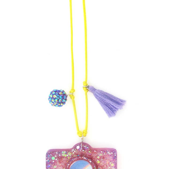 Kamera-Harz-Halskette + Lesezeichen für den Großhandel von Sadie’s Moon