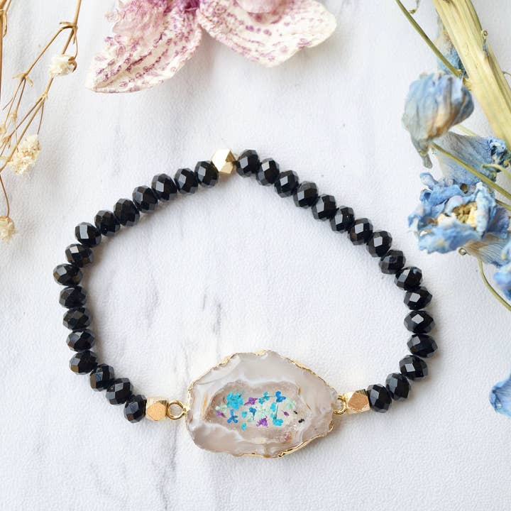 Braccialetto con veri fiori pressati e perline in resina. per la vendita all'ingrosso da parte di Ann + Joy