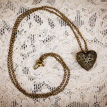 Le cœur du médaillon de Lorelie pour la vente par Adorned by Aisha