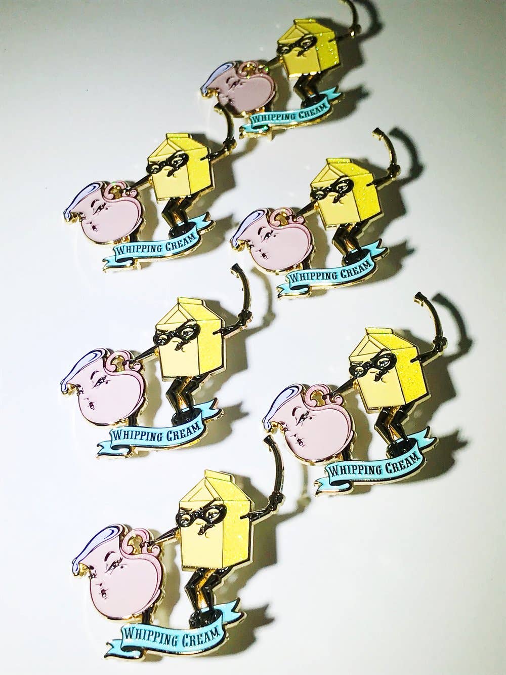 Kitschy Delish - Vendita all'ingrosso Spilla da bavero - Spilla smaltata in crema con glitter1