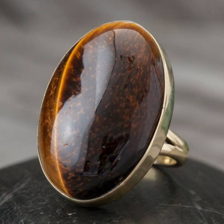 Grande bague en laiton à forme libre en pierre pour la vente par Baizaar