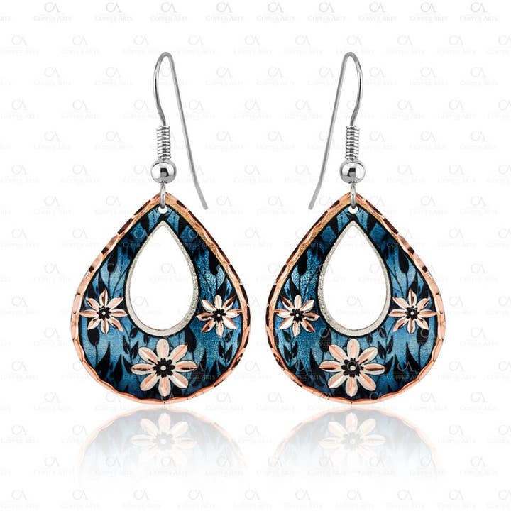 Boucles d'oreilles F 27 en forme de fleur bleue en forme de larme pour la vente par COPPER ARTS INC.