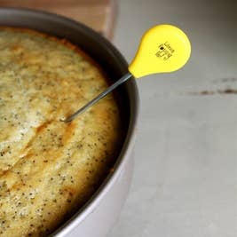 Lemon Poppy Inc. – Großhandel Küchengerät – AUSVERKAUF Kuchentester mit gelbem Silikongriff2