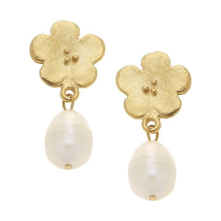 Boucles d'oreilles fleurs de coquelicot avec perle d'eau douce véritable pour la vente par Susan Shaw
