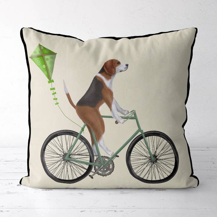 Beagle on Bicycle Dekokissen oder Gartenkissen als Geschenk für Hunde für den Großhandel von FabFunky Ltd