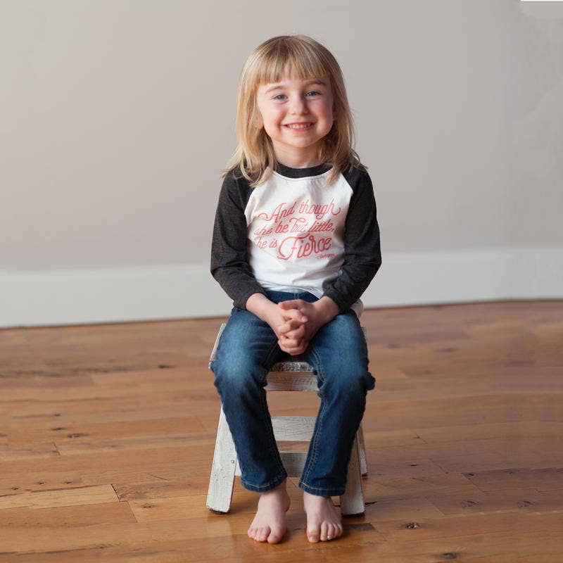 Sweetpea and Co. – Großhandel T-Shirt mit Siebdruck – Kinder – She Is Fierce Kid Raglan-T-Shirt für den Schulanfang3