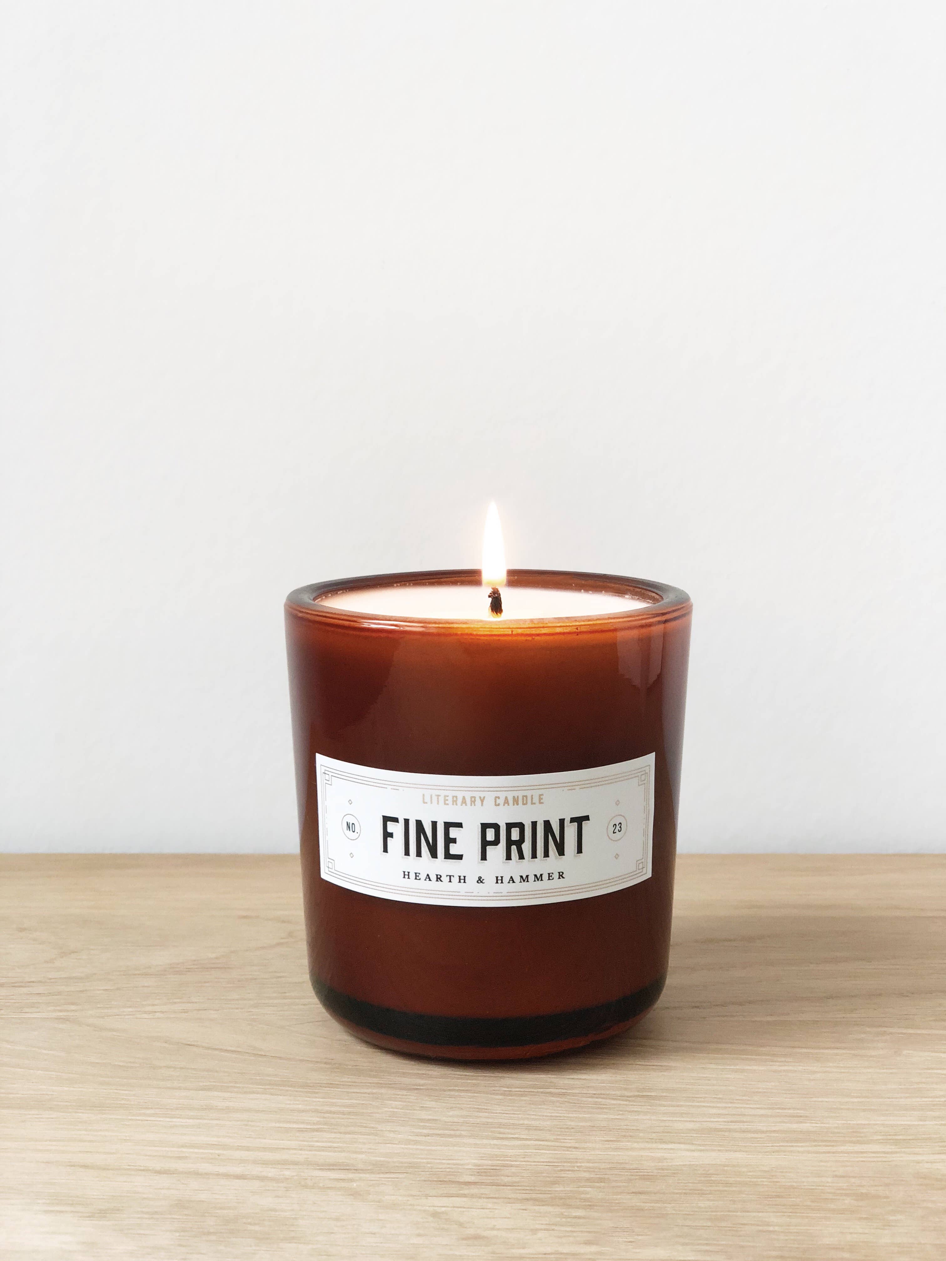 Hearth & Hammer – Großhandel Kerze im Glas / gefüllte Kerze – Literarische Sojakerze mit Kleingedrucktem4