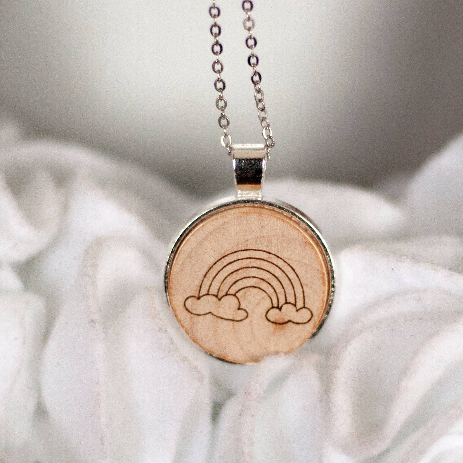 Little Allegory – Großhandel Kette mit Anhänger/Charm – Regenbogen0