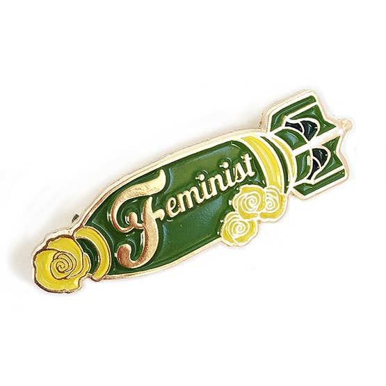 Épingle émail féministe F bombe verte pour la vente par ILOOTPAPERIE