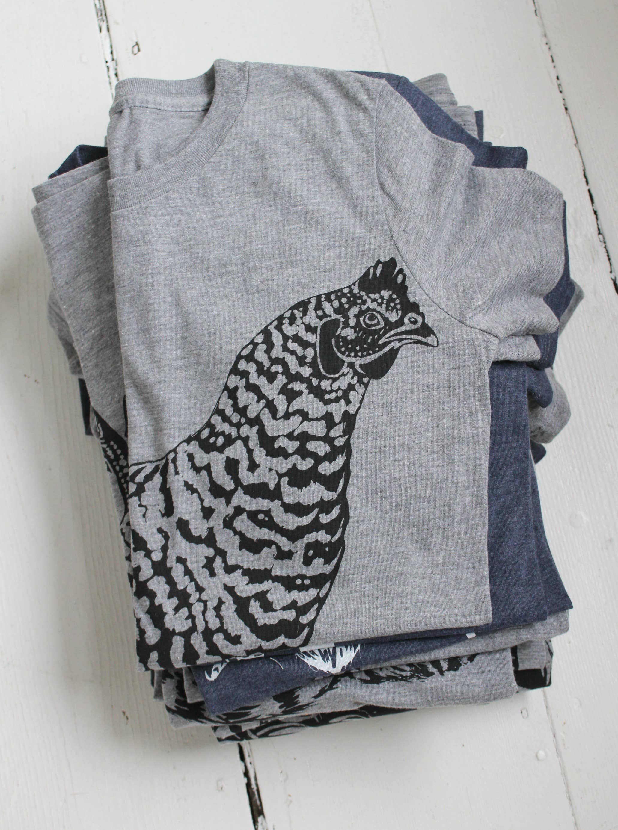 Hearth and Harrow – Großhandel T-Shirt mit Siebdruck – Damen – Bio Chicken T-Shirt für Damen, schwarze Tinte auf Grau3