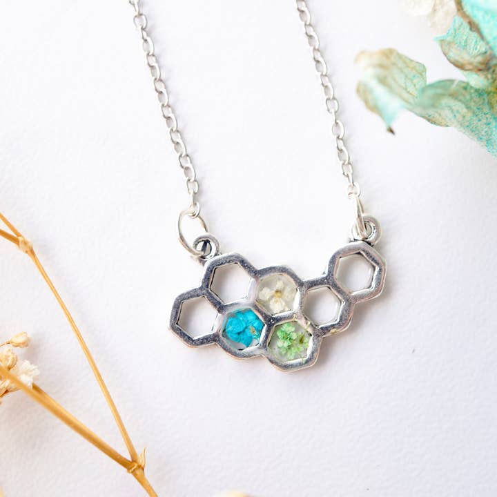 Echte geperste bloemen in honingraathars ketting voor wholesale door Ann + Joy