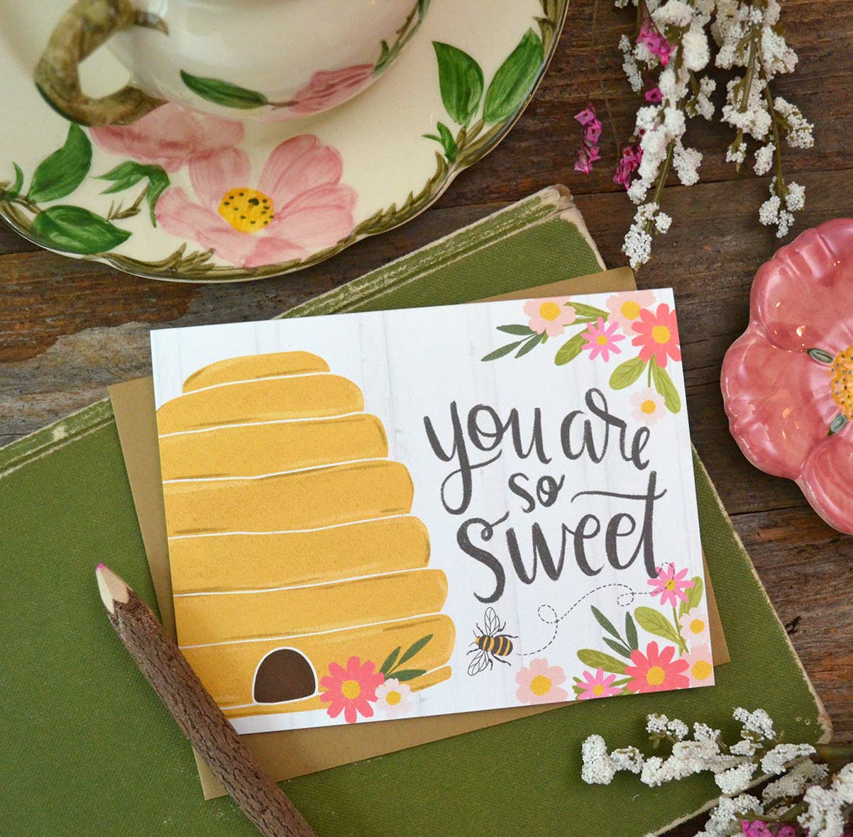 Pen & Paint – Engroshandel Kærlighedskort – Du er så sød, Bikube, Honning Bee Card1