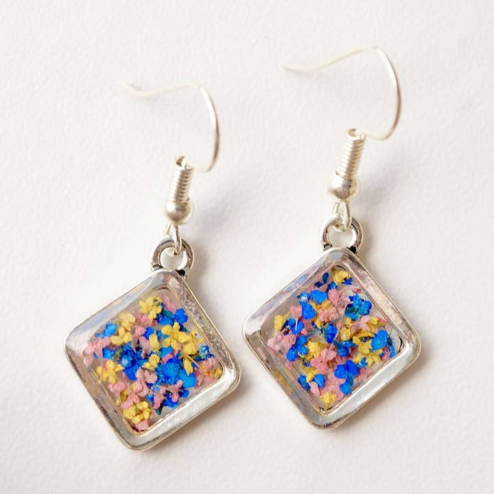Boucles d'oreilles diamant en argent jaune, bleu et rose véritable fleurs séchées et résine pour la vente par Ann + Joy