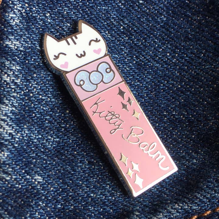 Kitty Baume épingle en émail pour la vente par The Avera Boutique