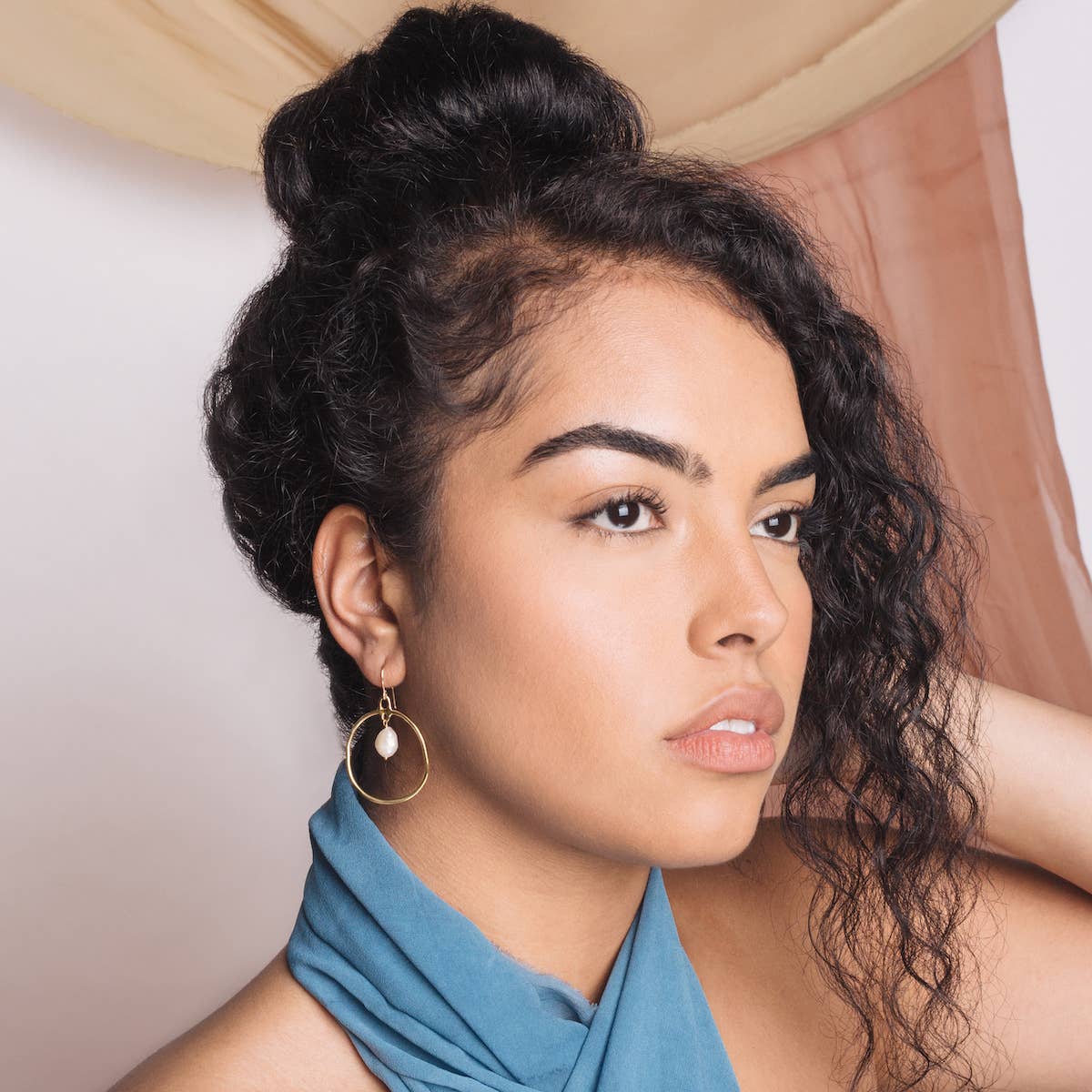 Goldeluxe Jewelry - Wholesale Hangende/ronde oorbellen - Pearl CALYPSO Statement Hoepeloorbellen1