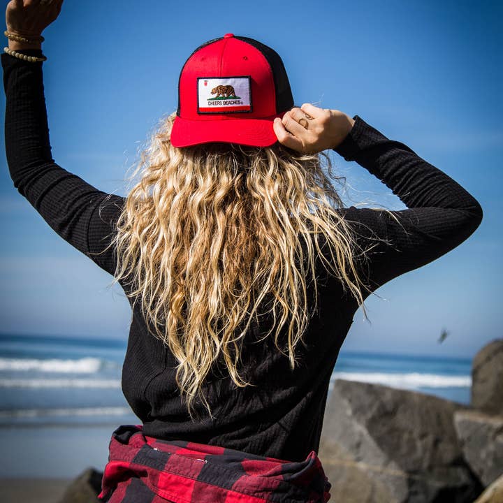 Cheers Beaches - Vendita all'ingrosso Cappellino da camionista - Donna - Cheers Beaches - Cappello da camionista con bandiera della California, rosso1
