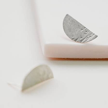 Fullmåne örhängen för wholesale av Devi Arts Collective