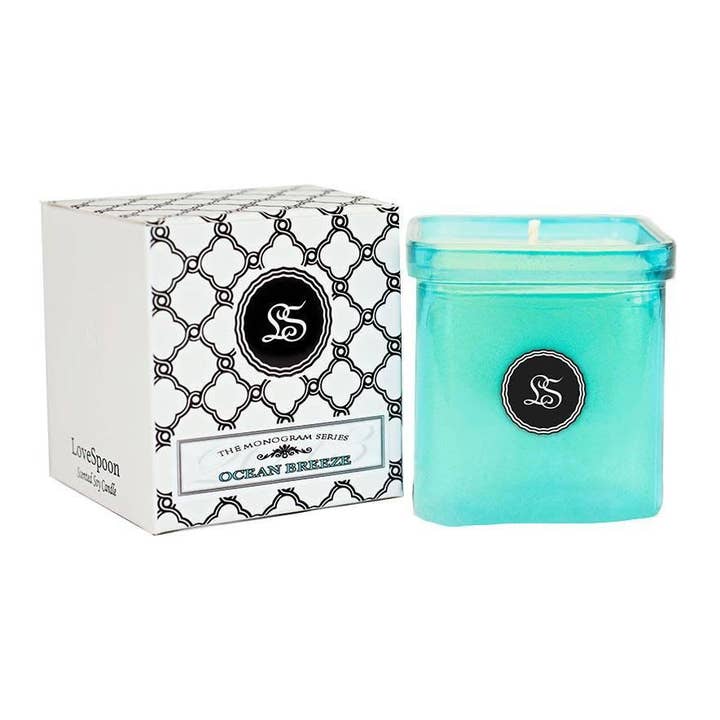 Ocean Breeze: Monogram-serien for engroshandel hos Lovespoon Candles, Inc.