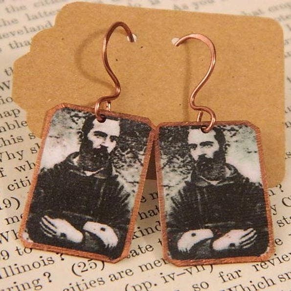 Brincos Saint Padre Pio por atacado de Sarah Wood Studio