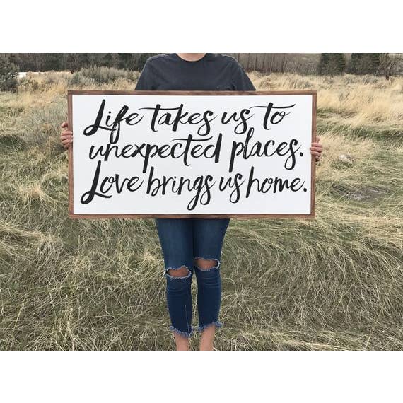 Targa in legno con scritta «Love porta noi Home», 30,5 x 61 cm per la vendita all'ingrosso da parte di Willow and Blush Designs