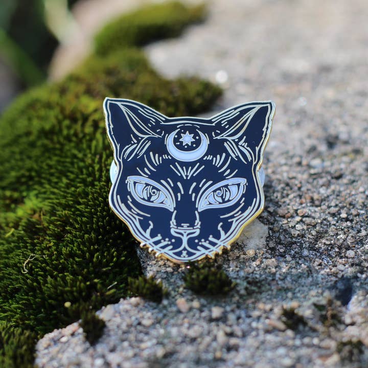 Real Sic – Großhandel Anstecker/Button – Luna The Black Cat Kitty Halloween Hexenkatze Emaille Pin