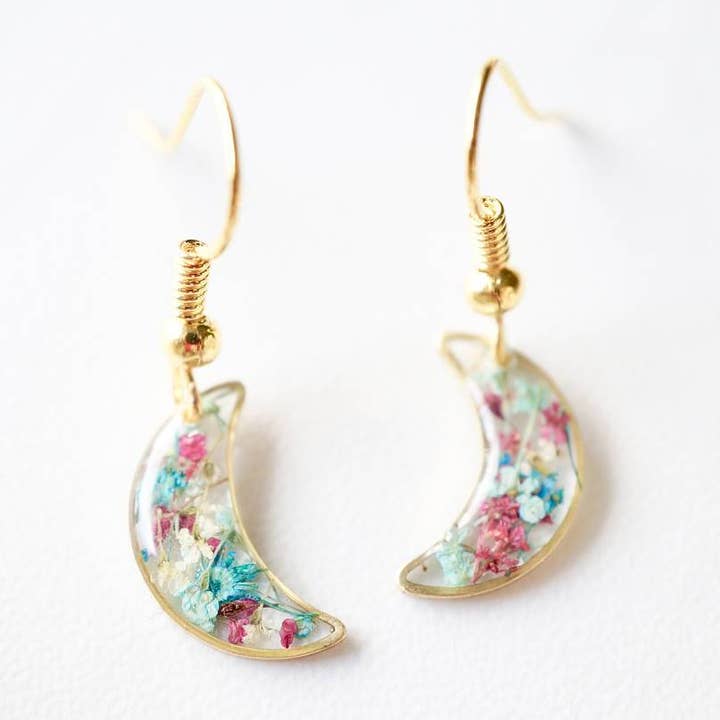 Boucles d'oreilles en or lunes en marron, menthe sarcelle et blanc véritables fleurs séchées et résine pour la vente par Ann + Joy