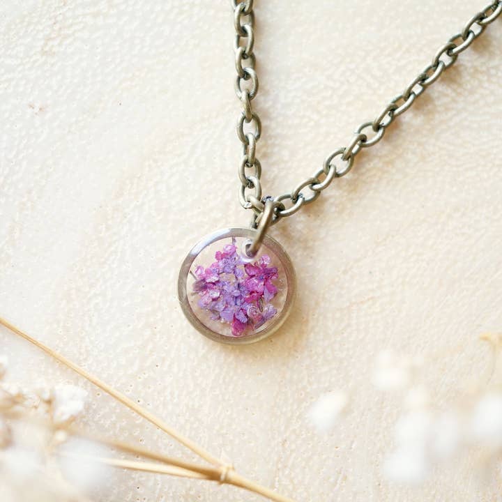 Bronzen cirkel in roze en paarse echte gedroogde bloemen in hars ketting voor wholesale door Ann + Joy