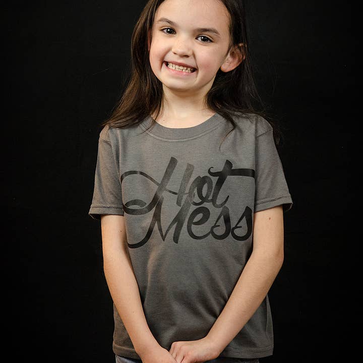 „Hot Mess“ Jugend-Unisex-T für den Großhandel von The Talking Shirt