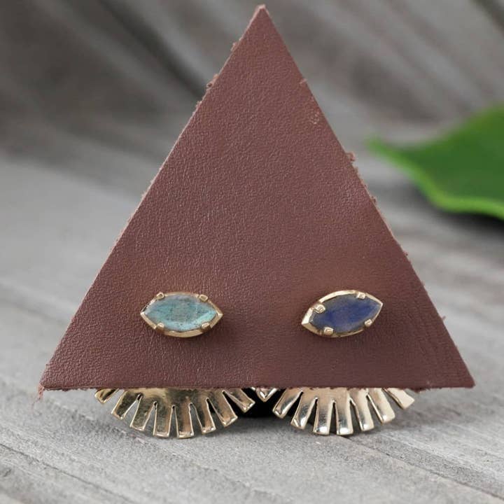 Cache-oreilles Peekaboo Tribal Sun Design en laiton pour la vente par Baizaar