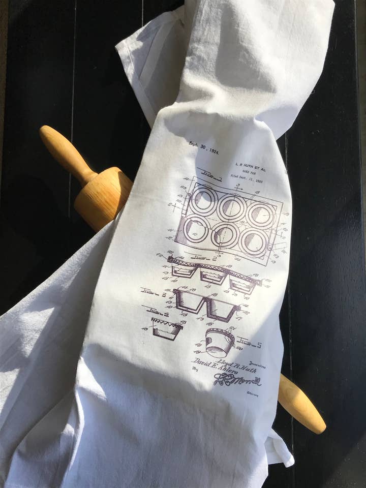 Torchon Cupcake Boîte Vernis pour la vente par Millie and Mads