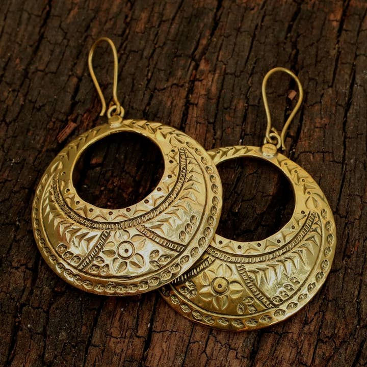 Orecchino a mezzaluna inciso in ottone per la vendita all'ingrosso da parte di Baizaar