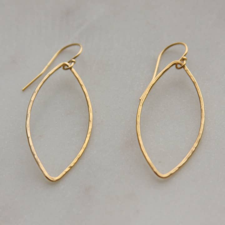 Orecchini Marquise in oro martellato per la vendita all'ingrosso da parte di Reija Eden Jewelry