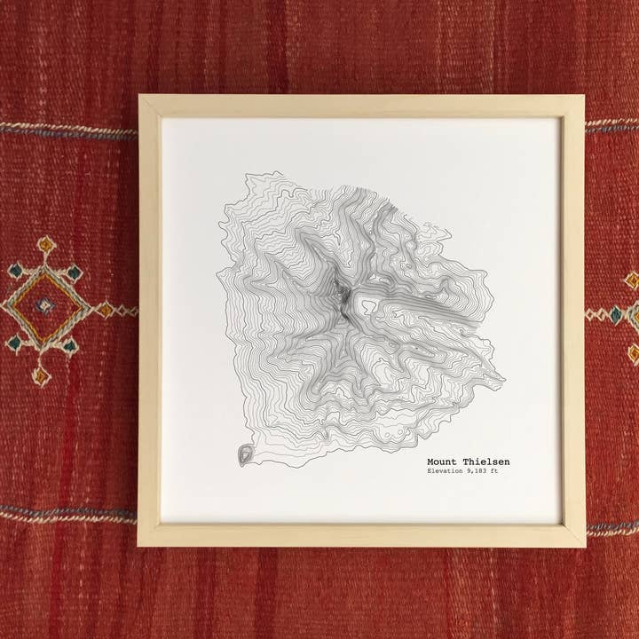 Mount Thielsen Oregon - Stampa artistica con mappa topografica, 30,5 x 30,5 cm per la vendita all'ingrosso da parte di Tim Plus April