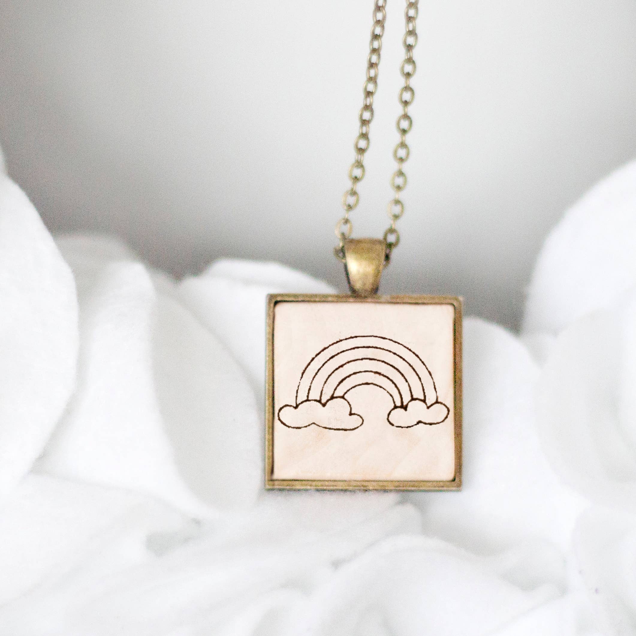 Little Allegory – Großhandel Kette mit Anhänger/Charm – Regenbogen3