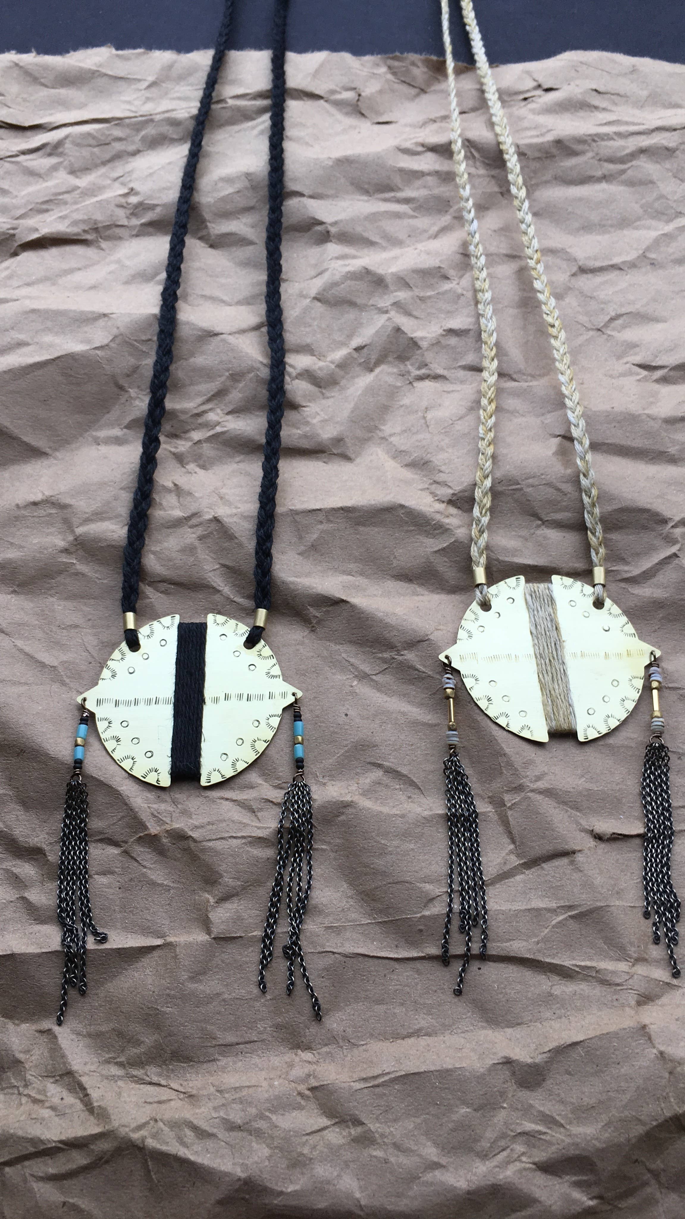 LUNASOL – Großhandel Kette mit Anhänger/Charm – Halskette aus gestempeltem Messing auf handgefärbter Leinenkordel0