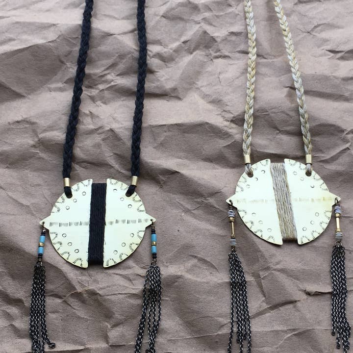 LUNASOL – Großhandel Kette mit Anhänger/Charm – Halskette aus gestempeltem Messing auf handgefärbter Leinenkordel