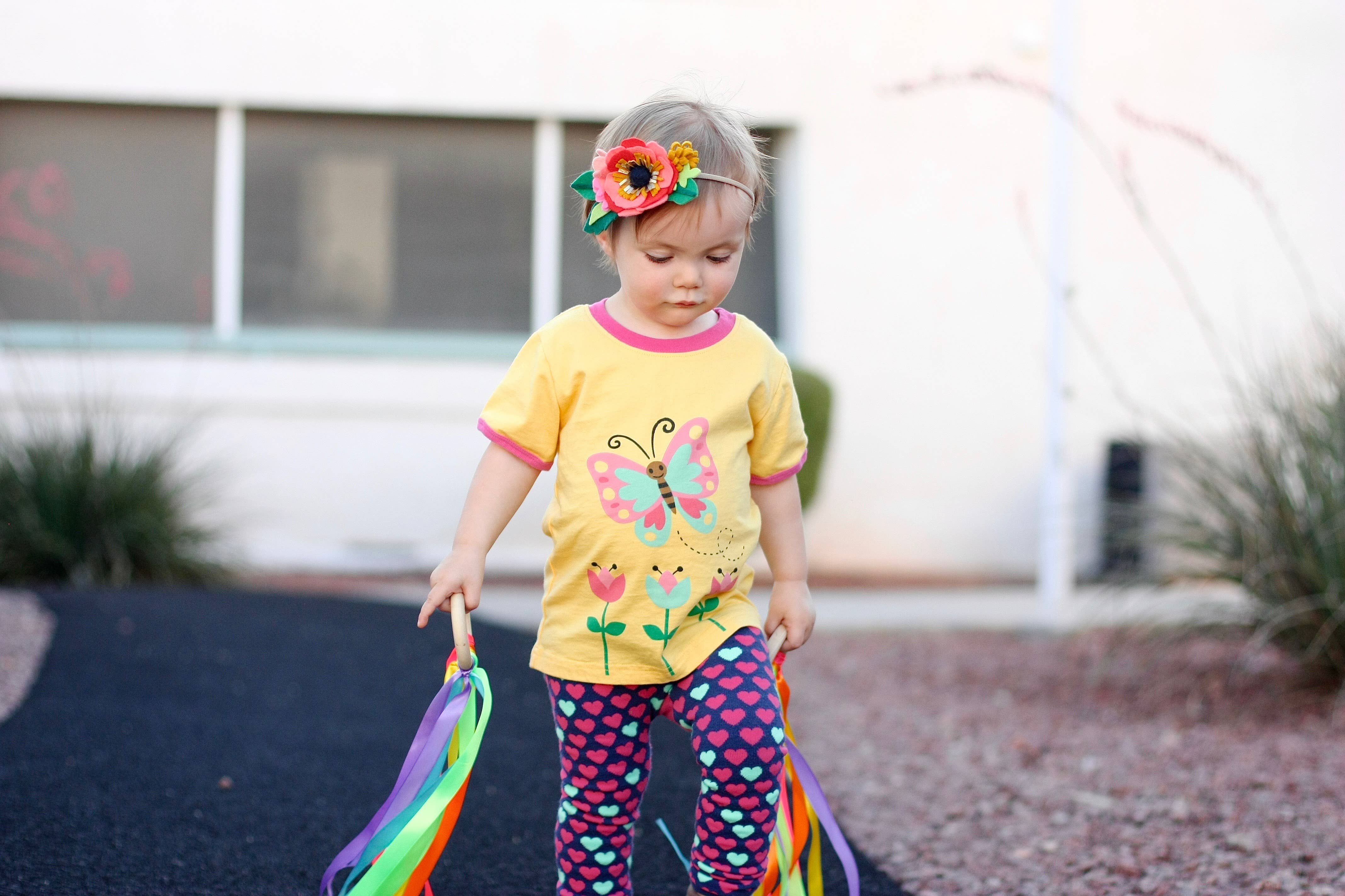 Doodle Pants – Engroshandel T-shirt - Børn – Gul sommerfugl småbørn og børn skjorte0