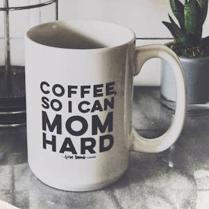 MAMMAS MUGG. För dem som mamma hårt. för wholesale av The Love Bomb Company